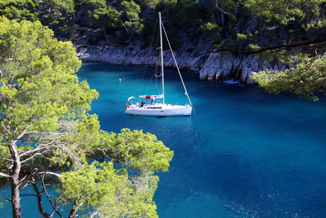 Cassis Village Tour, Calanques Boat Ride & Provence Wines from Aix