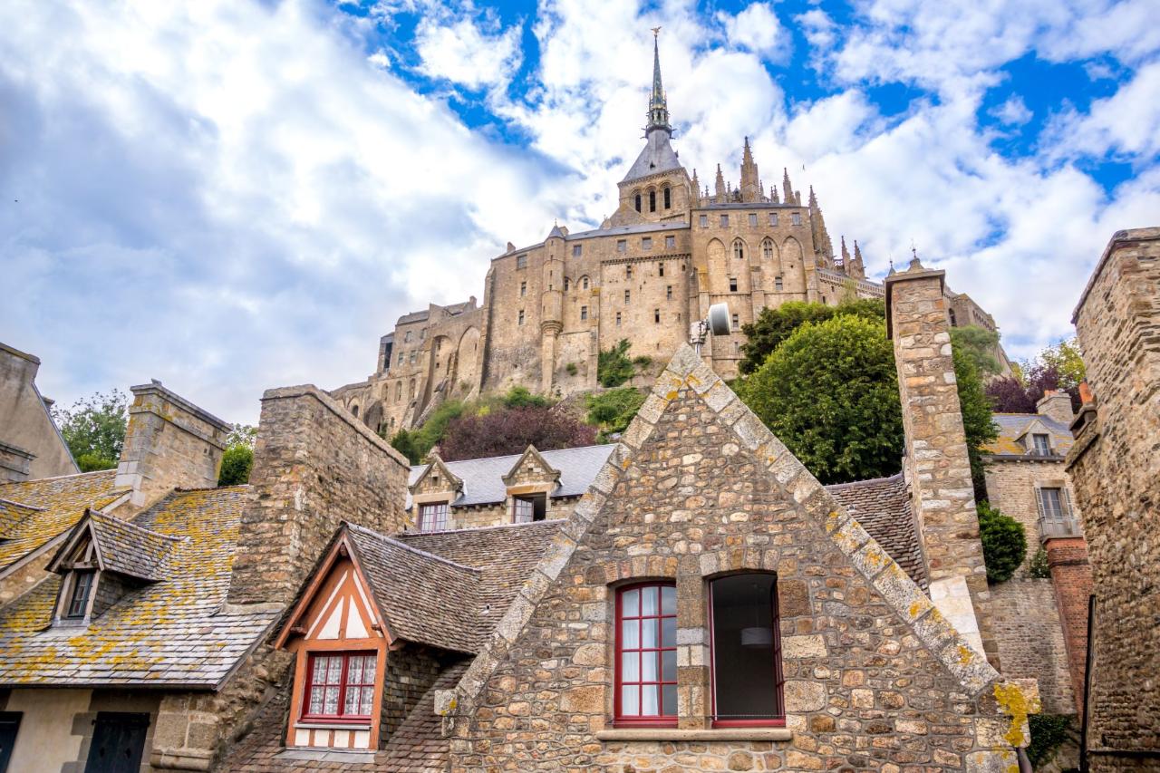 Bayeux to Mont Saint-Michel Shuttle with Abbey Tickets Included