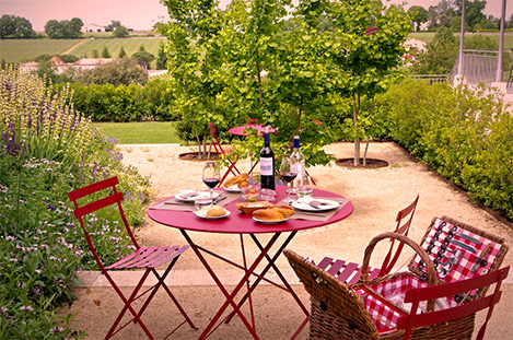 Picnic_in_Bordeaux_Chateau_vue_on_the_vineyard