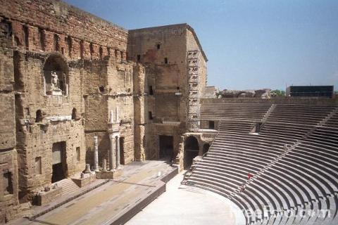 Orange Roman Theatre – Compact UNESCO Shore Excursion from Avignon