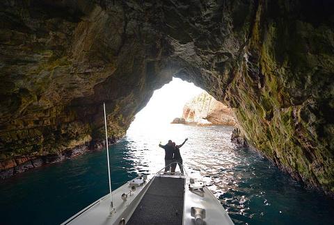 ILE DES PHOQUES / MARIA ISLAND CRUISE & WALK DAY TOUR Tasmania Australia