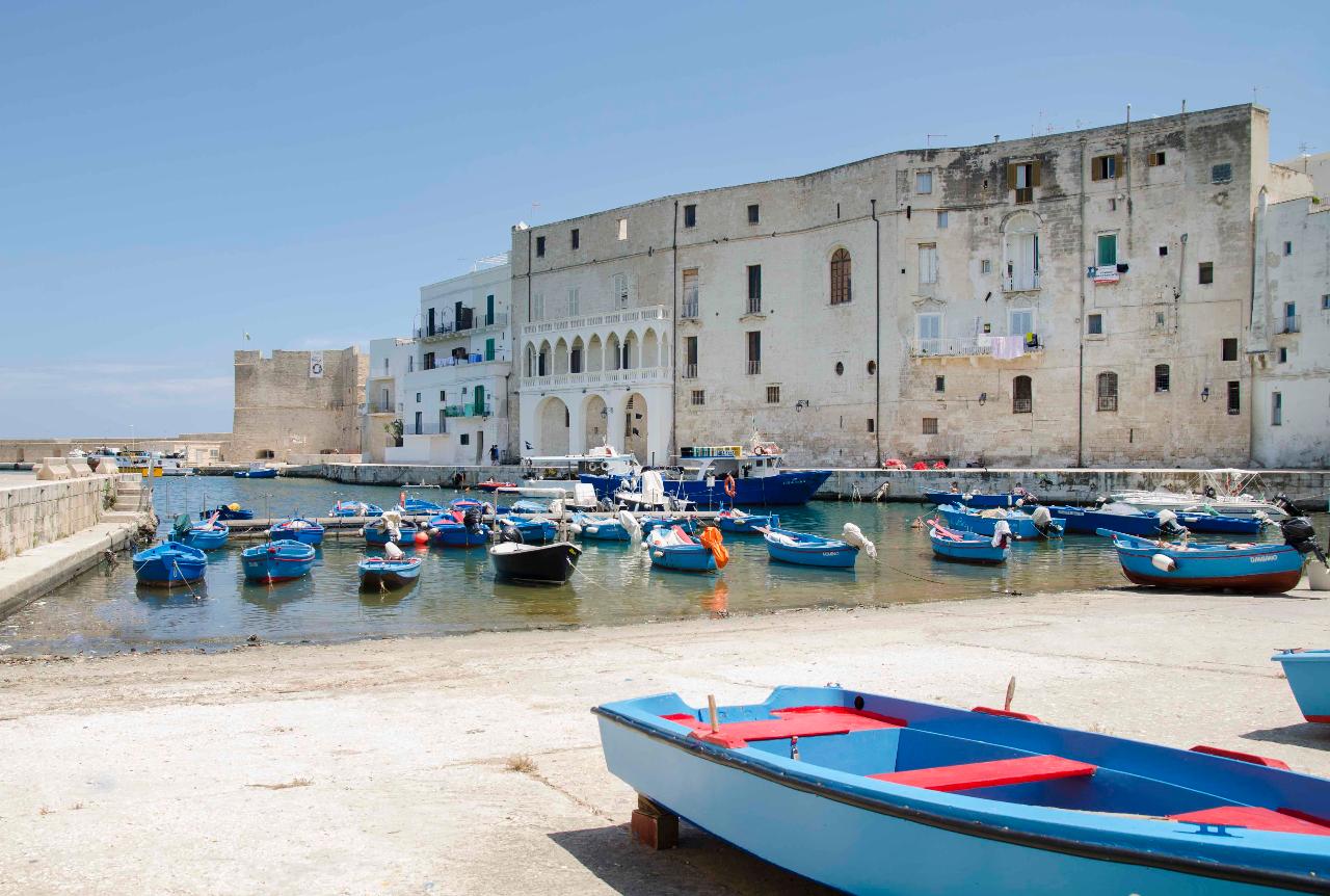 Monopoli, uno scrigno sul mare / A gem by the sea