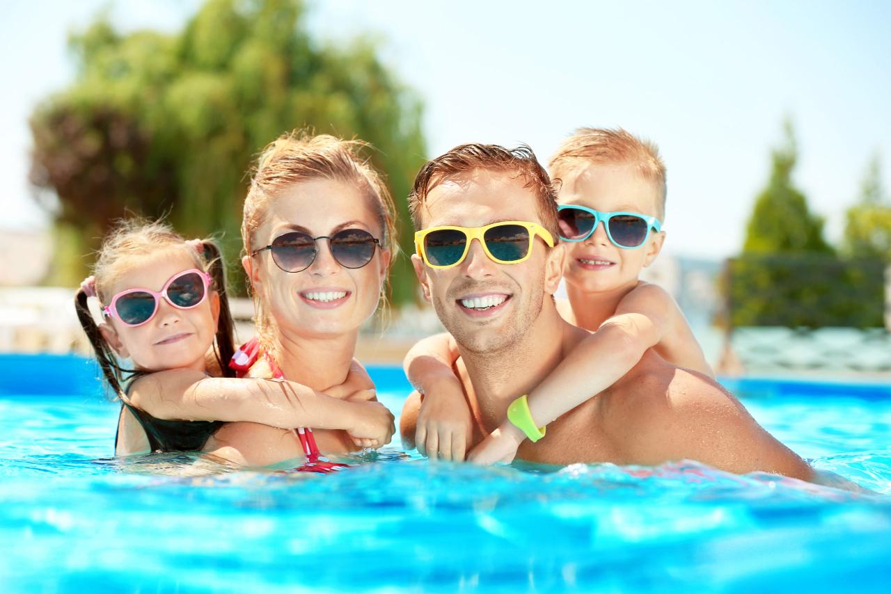 Special: Family Discover Scuba Diver in Pool