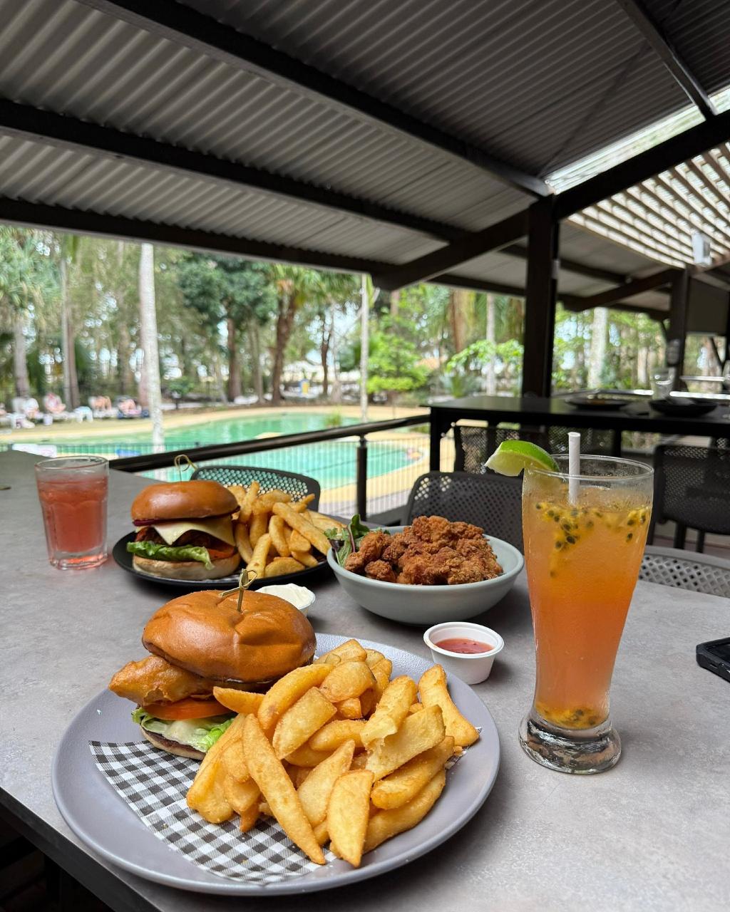 Whales & Lunch @ Fraser Island 
