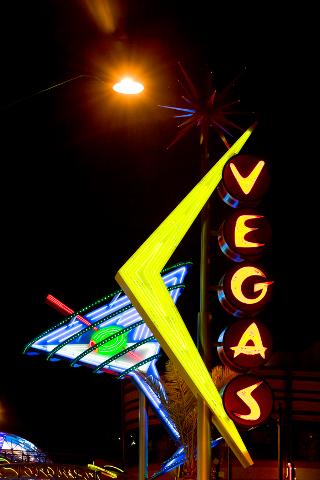 2 hour After-Dark Fremont Street Tour with champagne and photography