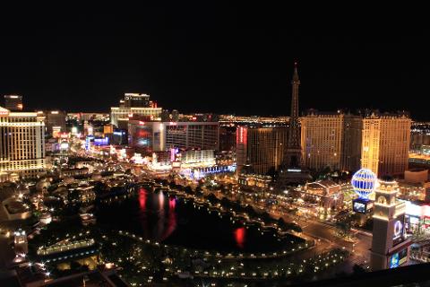 4 hour Exclusive guided Walking Tour and Bar Crawl with photographer and champagne, club entry and exclusive access to bars