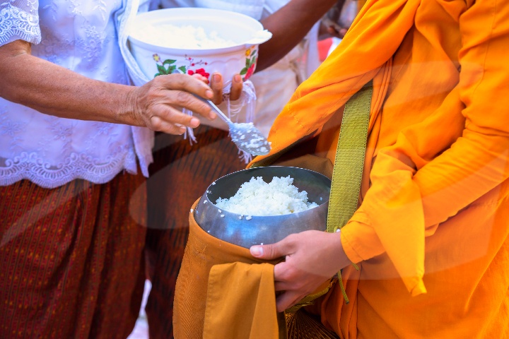 Buddhist Monks Almsgiving & Flower Market Tour - Private Tour