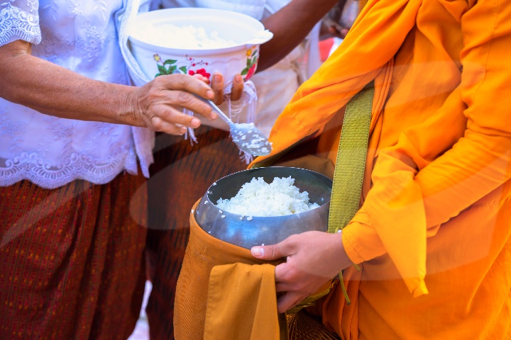 Buddhist Monks Almsgiving & Flower Market Tour 