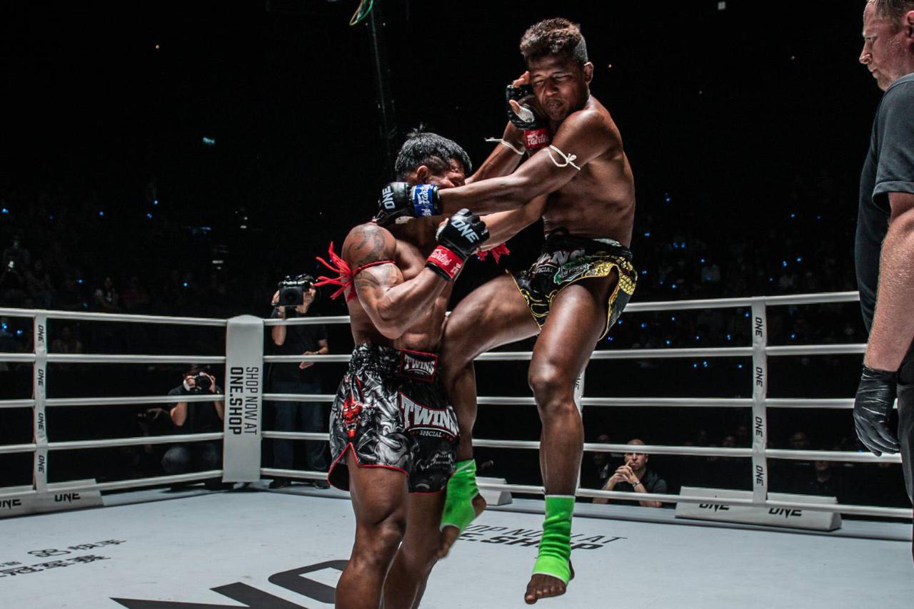 Real Muay Thai Boxing Show At Lumpinee Stadium, Ring Side seat with private roundtrip hotel pick-up and Guide