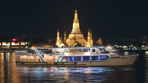 Shangri-La Hotel's Deluxe Buffet Dinner Cruise
