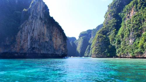 Phi Phi Islands Excursion by Speedboat