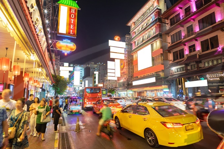 Amazing Private Chinatown, Flower Market & Khao San Road Night Tour with Dinner 