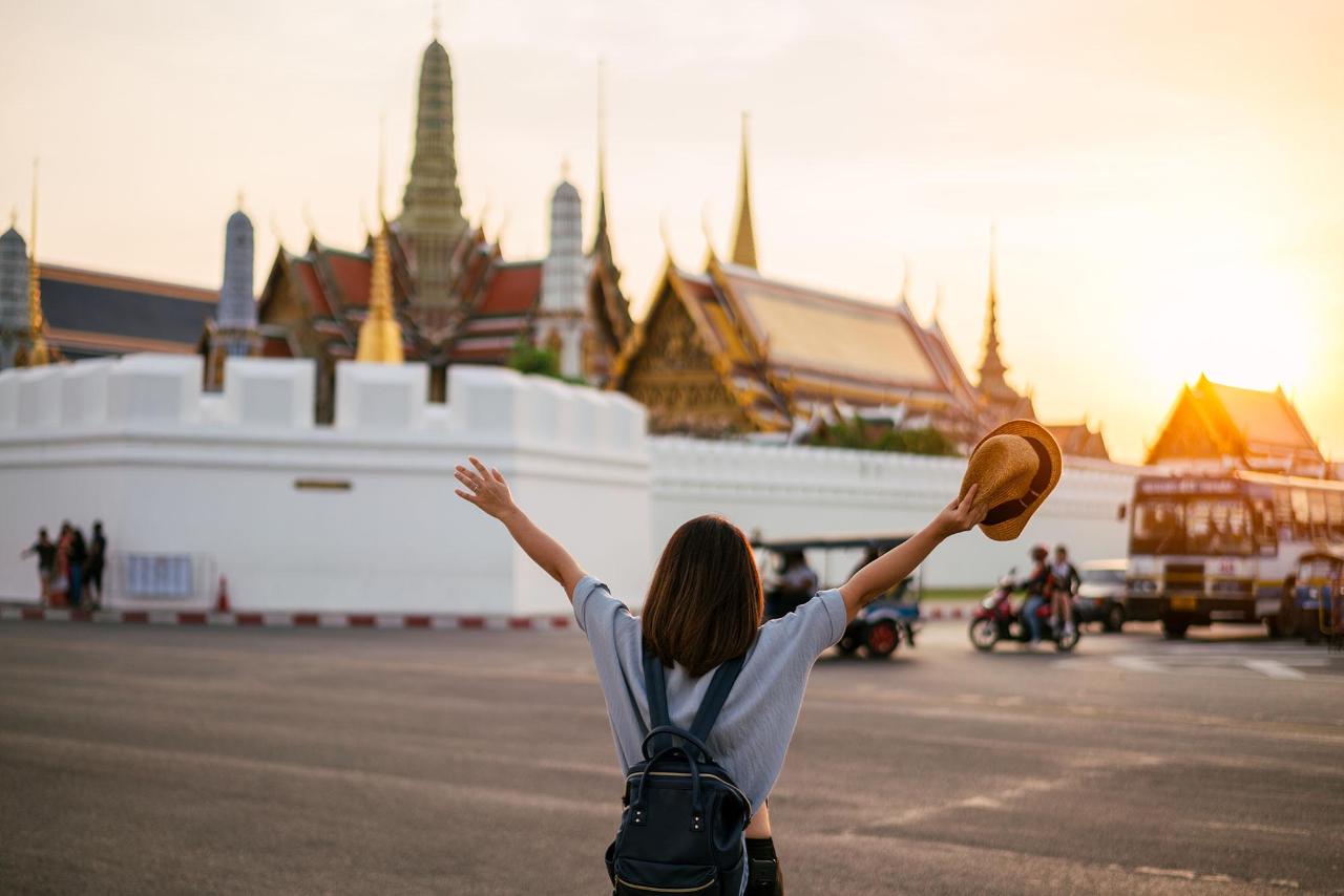 Explore Bangkok's 4 Iconic Landmarks like a local and sustainably - Private Tour With Lunch