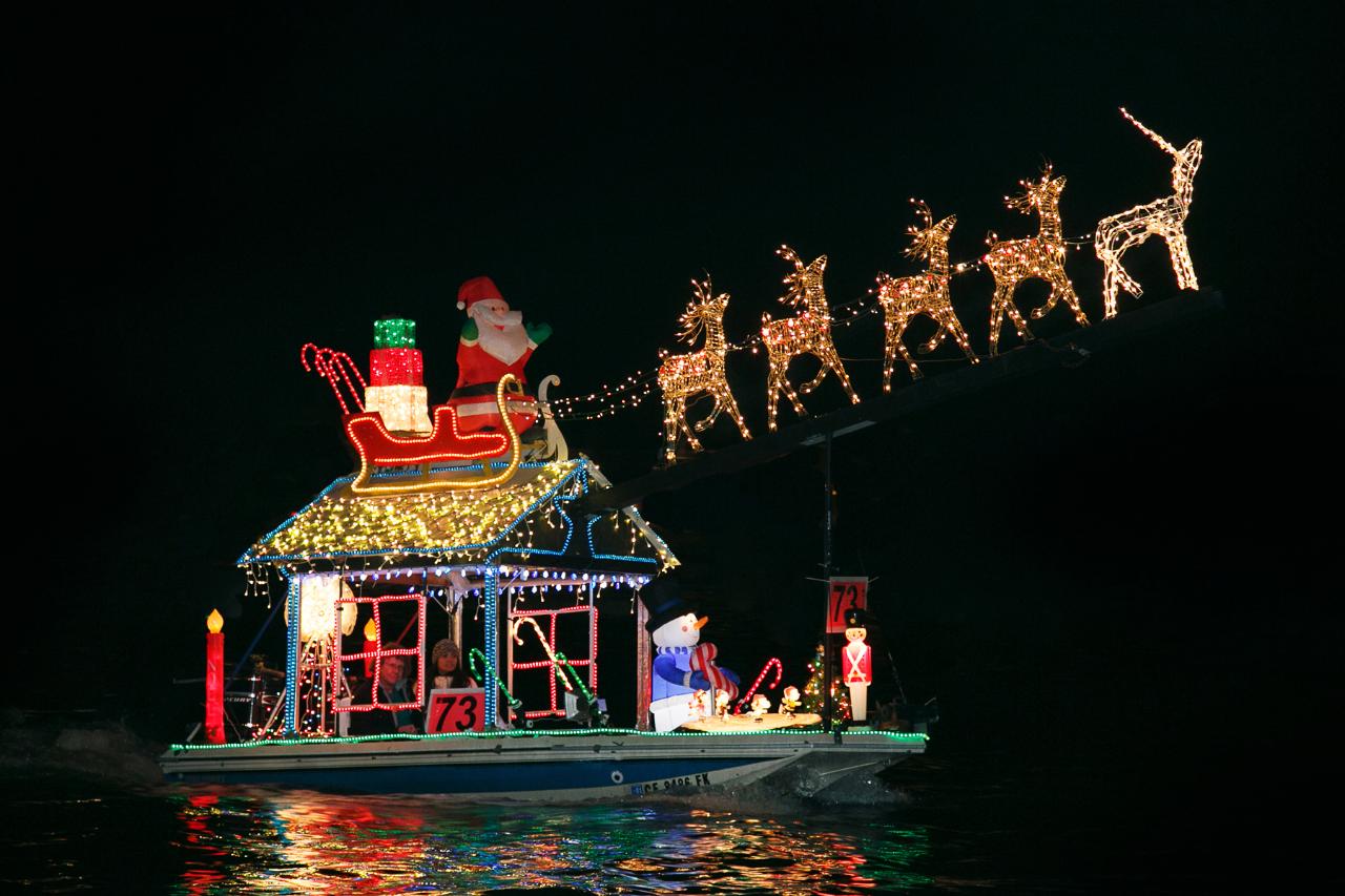 holiday lights boat tour