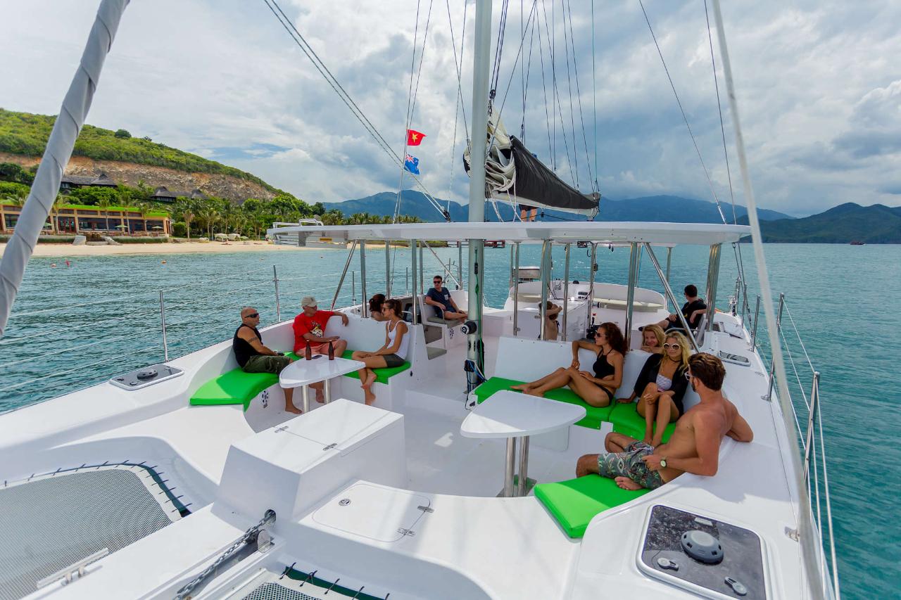 Private charters CHAMPAGNE SAILING catamaran for up to 30 people
