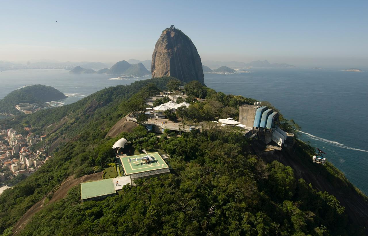 Helicopter Flight over Rio de Janeiro - 6-7 min - #1 Sugarloaf (Morro da Urca) Helipad