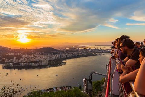 Rio Christusstatue und Zuckerhut bei Sonnenuntergang
