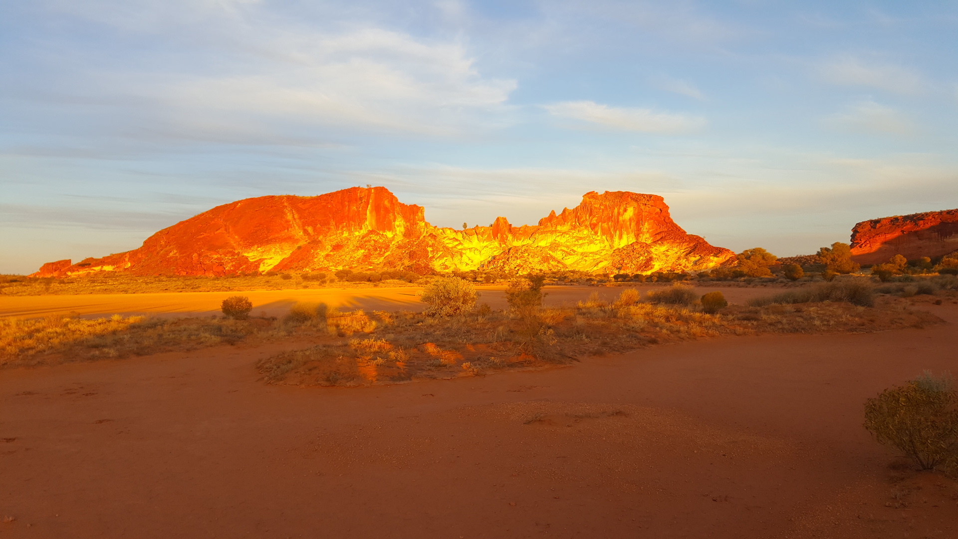 Chambers Pillar and Rainbow Valley VIP Tour