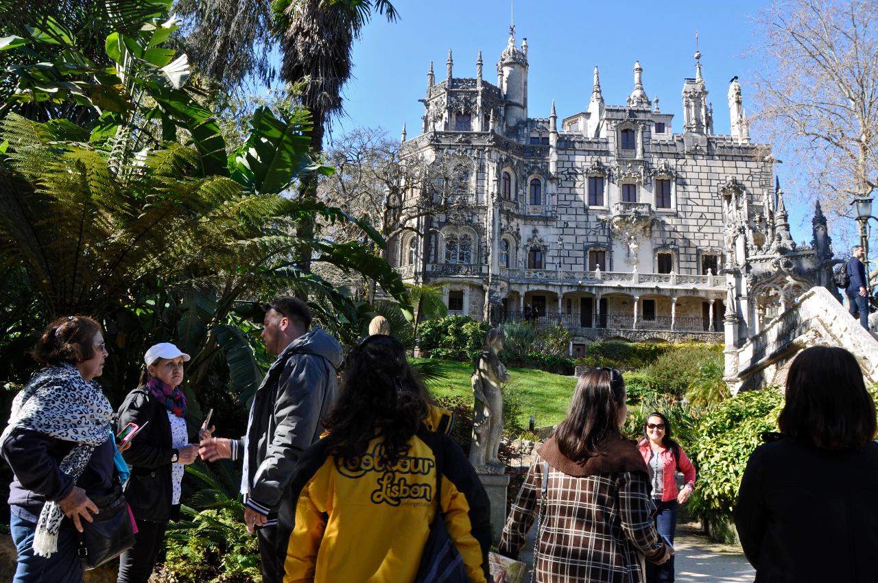 PREMIUM SINTRA TOUR (REGALEIRA + PENA PALACE GUIDED VISIT AND DRIVER)