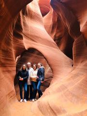 Antelope Canyon and Horseshoe Bend Day Tour from Las Vegas