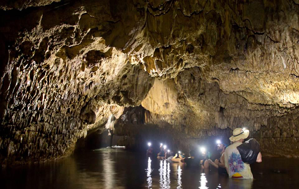 Современный город в пещере. Cueva Panama.