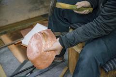 200年の歴史がある新潟県燕市の鎚起銅器の工場で小皿製作体験