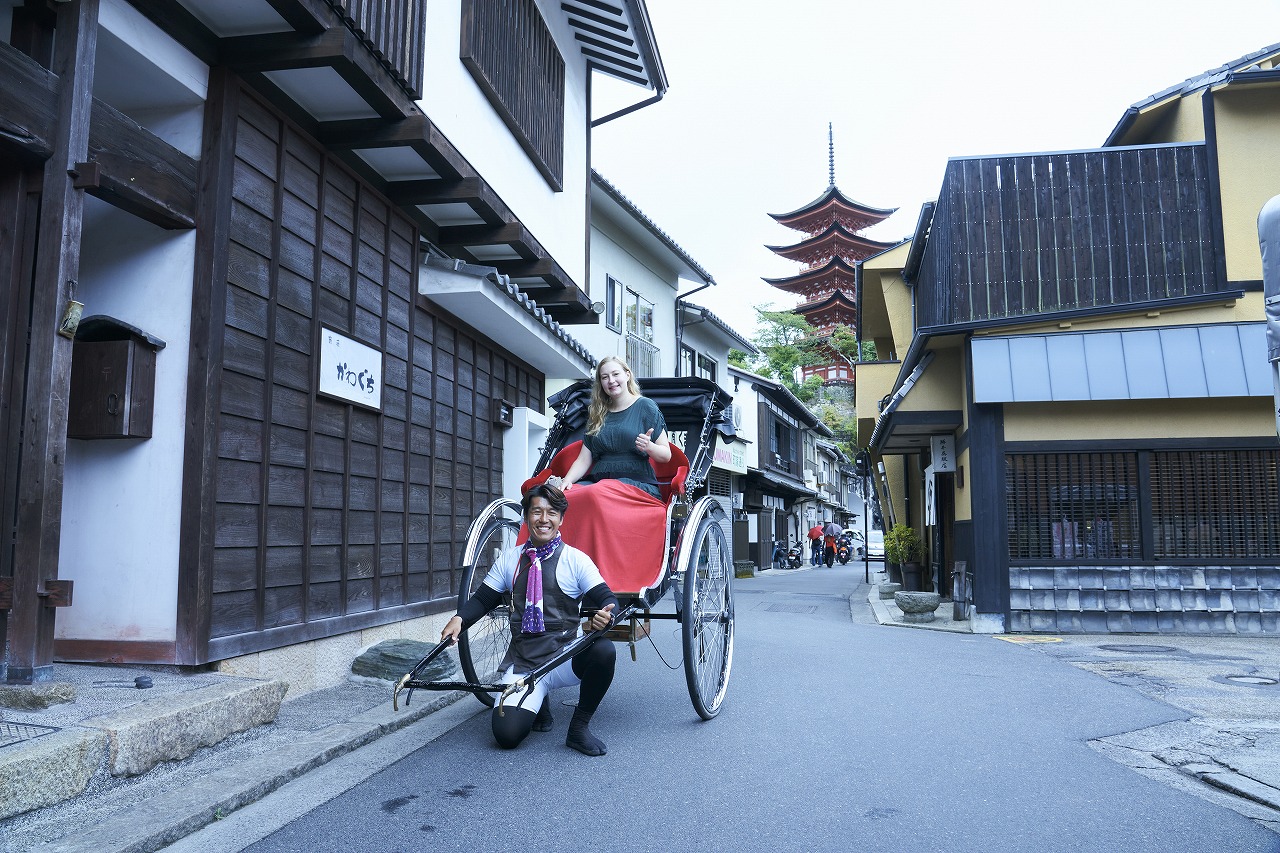 定番+歴史スポットへ。選べる目的地で楽しむ宮島人力車ツアー(70分)