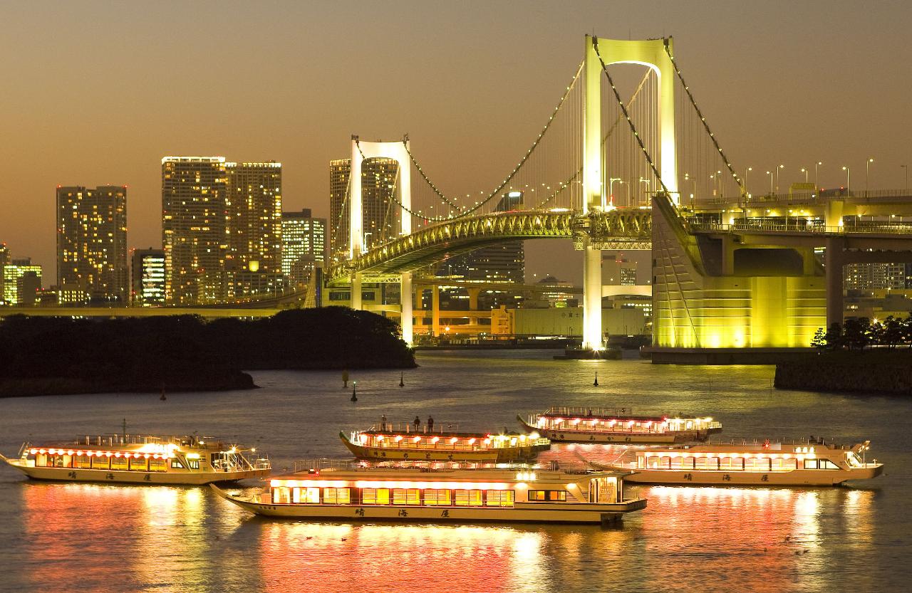 伝統的な船で都内名所を巡る東京ディナークルーズ　休日プラン