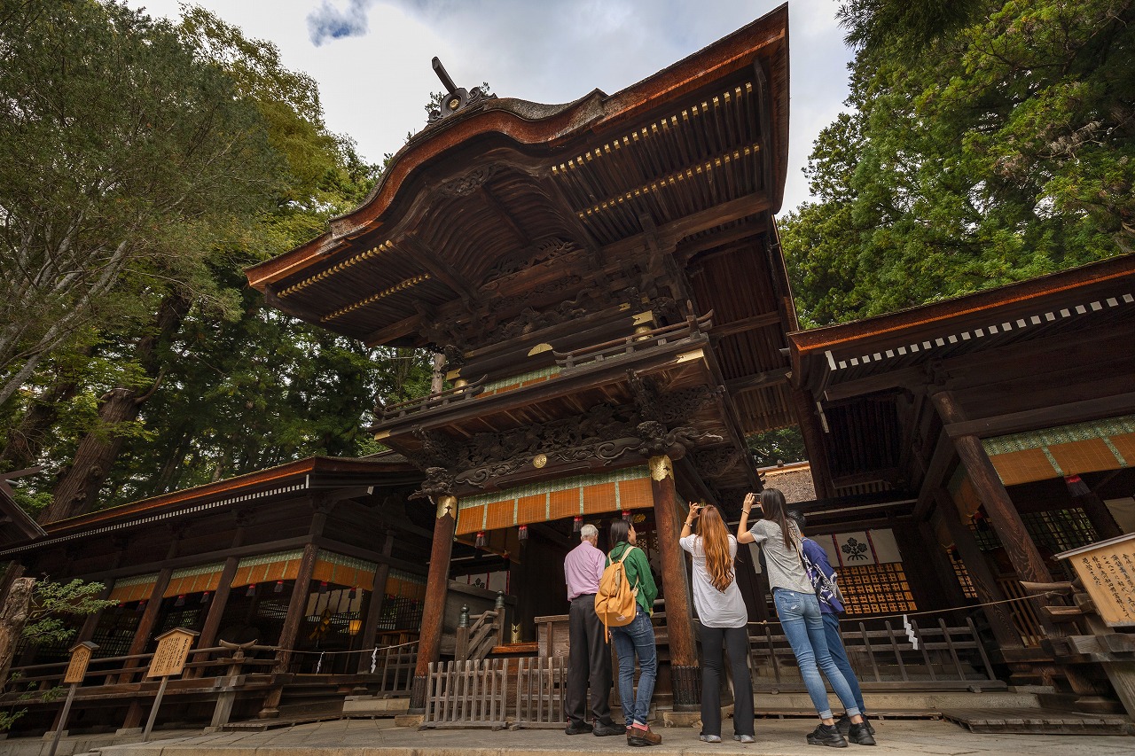 Explore the World of Suwa Beliefs with a Walking Tour of Shimosuwa