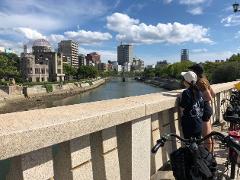 広島の街に残る被曝遺産を地元ガイドと自転車で巡るピースツアー