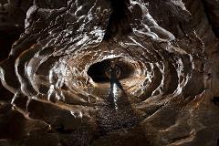 3億年の時間をかけてつくられた天然洞窟での探検ツアー
