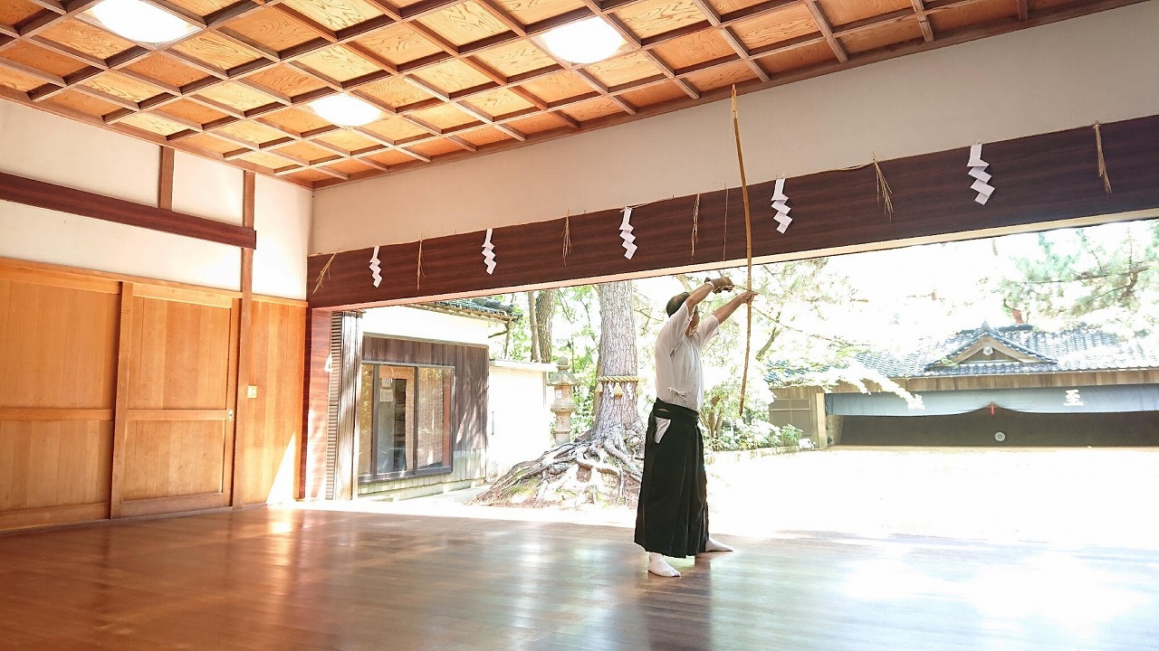 Daimyo Diary – Stroll with an Expert Guide at "Kenroku-tei" & Experience Japanese Martial Art "Kyudo" (With Breakfast)