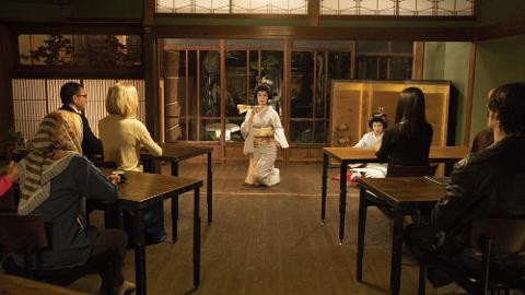 Kanazawa 2-Day Luxury Tour with Geigi Show & Castle Stay A group watches a geisha perform in a traditional Japanese setting.
