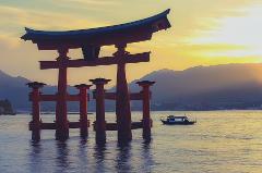 世界遺産・厳島神社に海から参拝する絶景クルージング