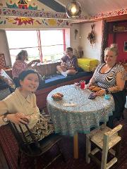 Uma foto de cima para baixo de uma mesa cheia de uma variedade de ingredientes, incluindo temperos, molhos, frutas e marshmallows, cada um com sua própria colher ou utensílio.