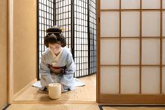 Geisha and Tea Ceremony! Experience traditional Japanese culture in Asakusa. (Conducted in Japanese) A traditional Japanese tea ceremony setup features tatami mats, a low table, and various tea-making implements.