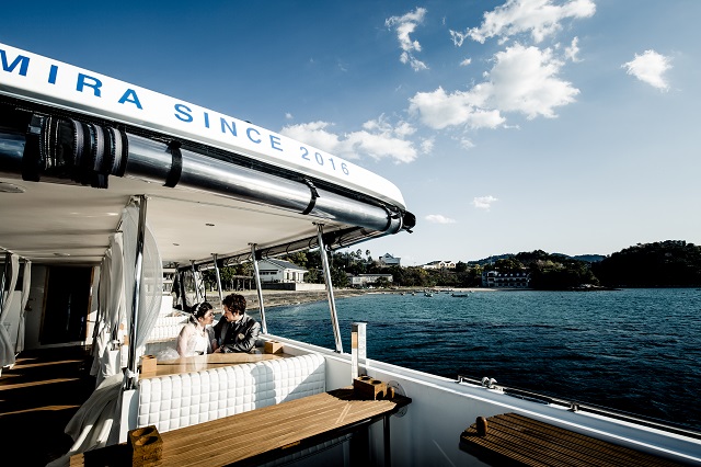 Wedding Photo Shooting in the Private Cruiser Just for You Two