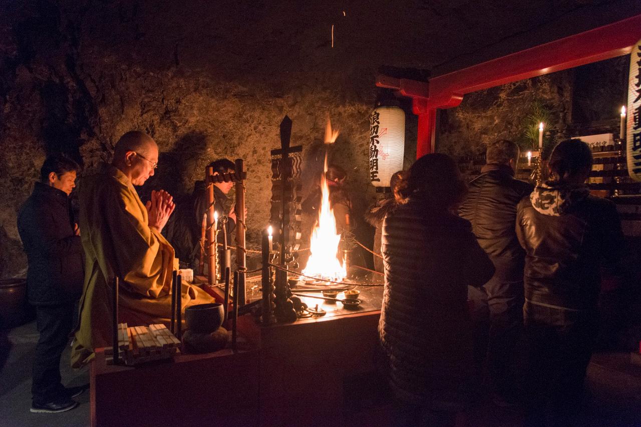 1300年の歴史を持つ洞窟で行う 護摩焚き勤行体験ヒーリングツアー 奇数月 Attractive Japan Reservations