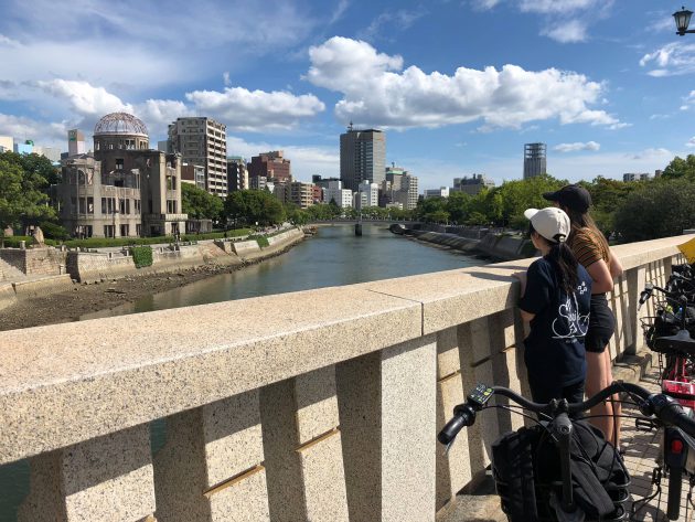 騎著腳踏車跟著當地導遊走訪廣島原爆遺產的和平之旅