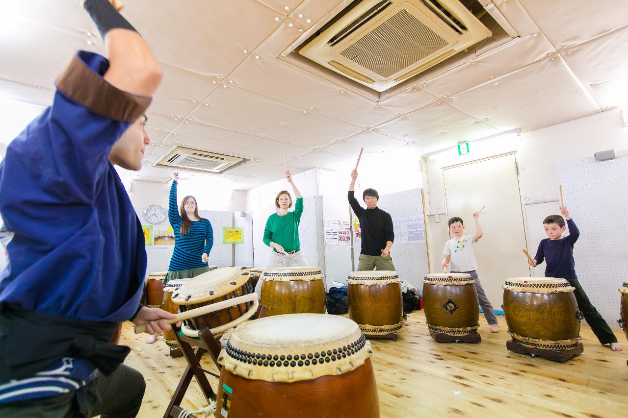 Play Traditional Japanese "Taiko" ーJapanese "Taiko" Drumming Class