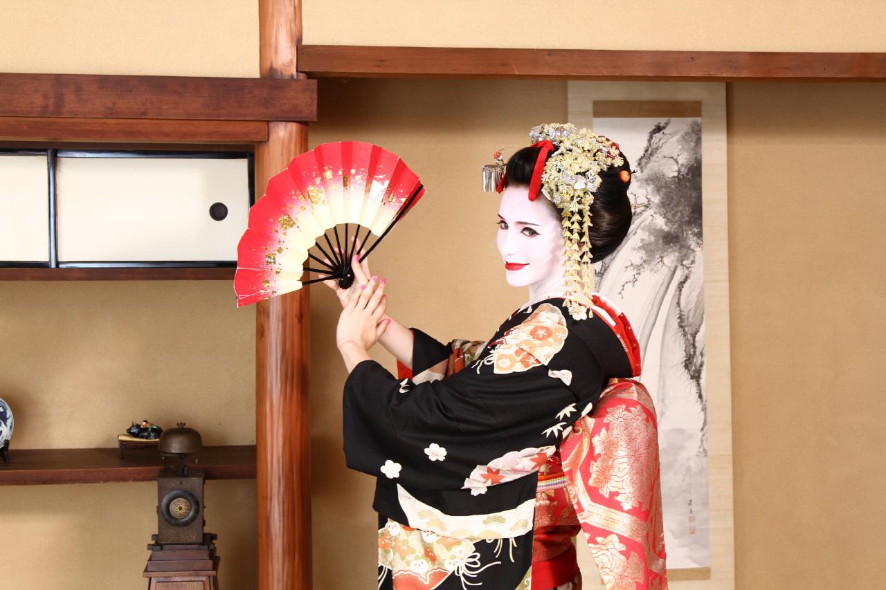 Transform into a Beautiful Maiko and Have a Photoshoot!