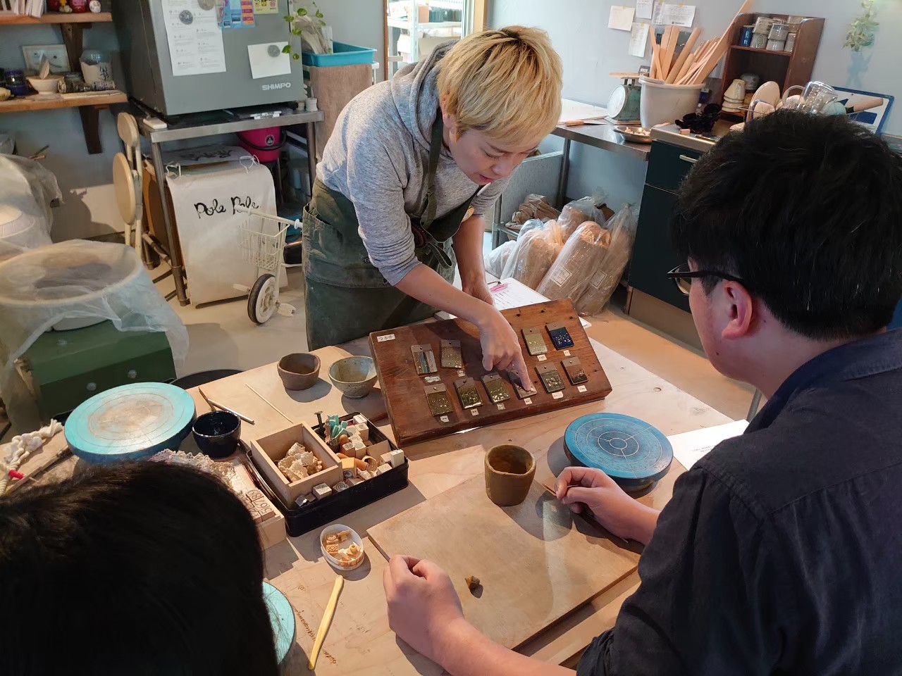 在瀨戶內群島的海濱和日本藝術家一起進行陶藝體驗