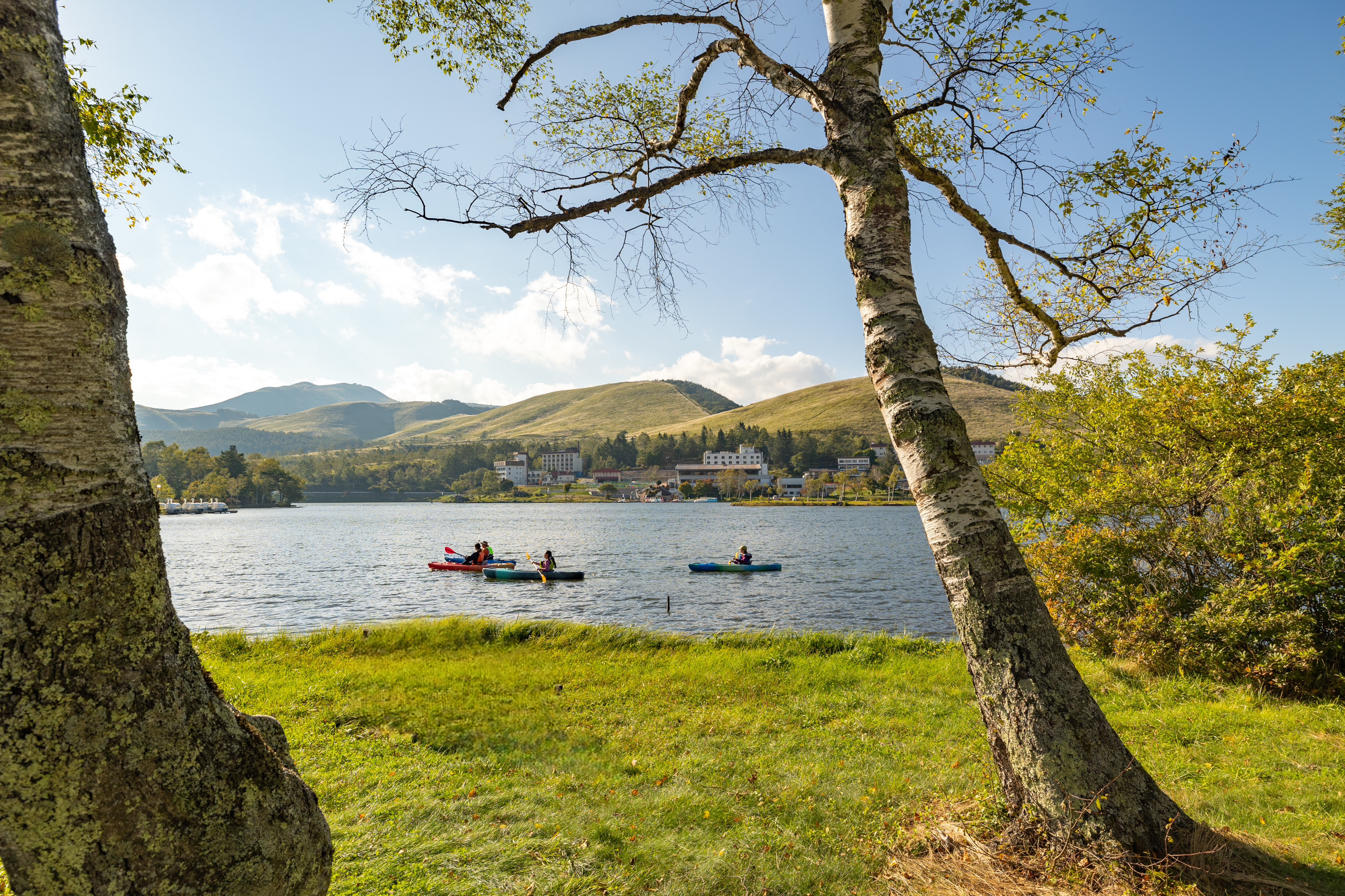 Visit the spring water that flows into Lake Shirakaba and experience the origins of our connection with nature.Guided canoe tour