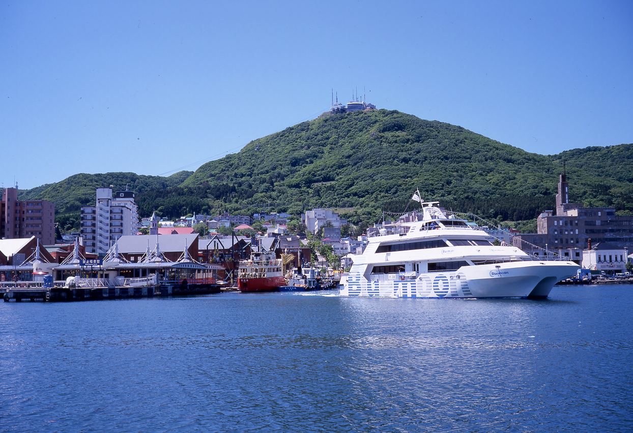 Cruising around Hakodate Bay Area (with grilled seafood at the seafood market)