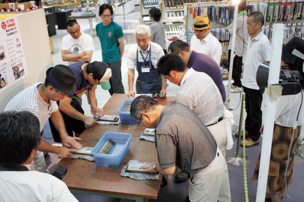 Knife sharpening lesson (including a kitchen knife manufactured in Tsubamesanjo as a souvenir) 