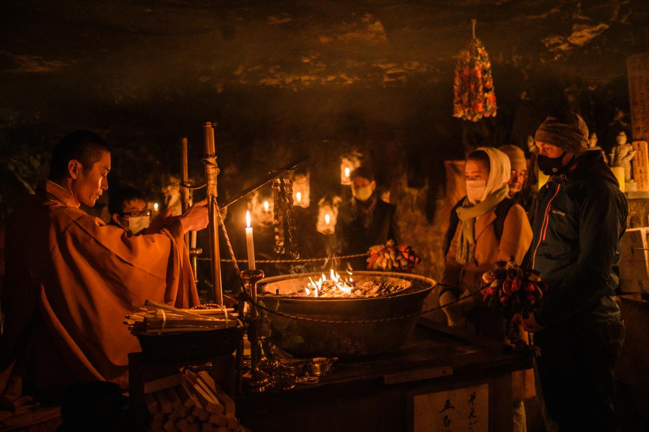 1300年の歴史を持つ洞窟で行う、護摩焚き勤行体験ヒーリングツアー（偶数月）