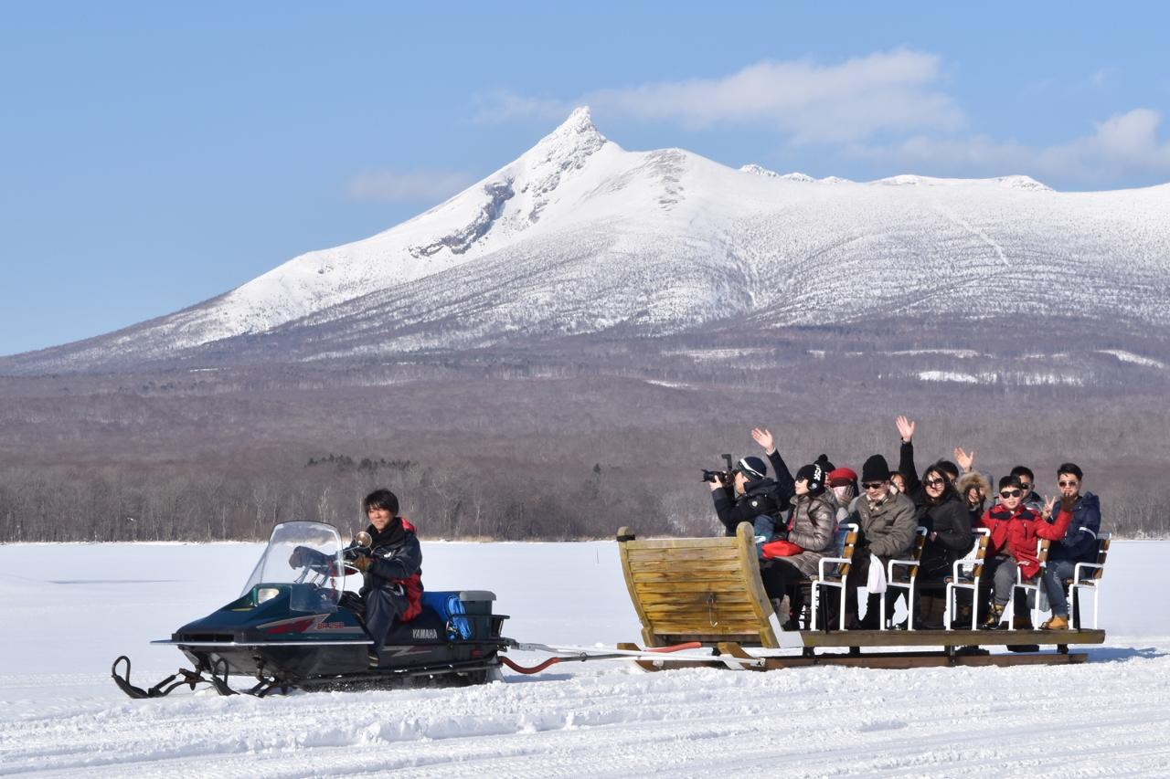 函館近く！国定公園の湖氷でワカサギ釣りと料理を楽しむ絶景そりツアー