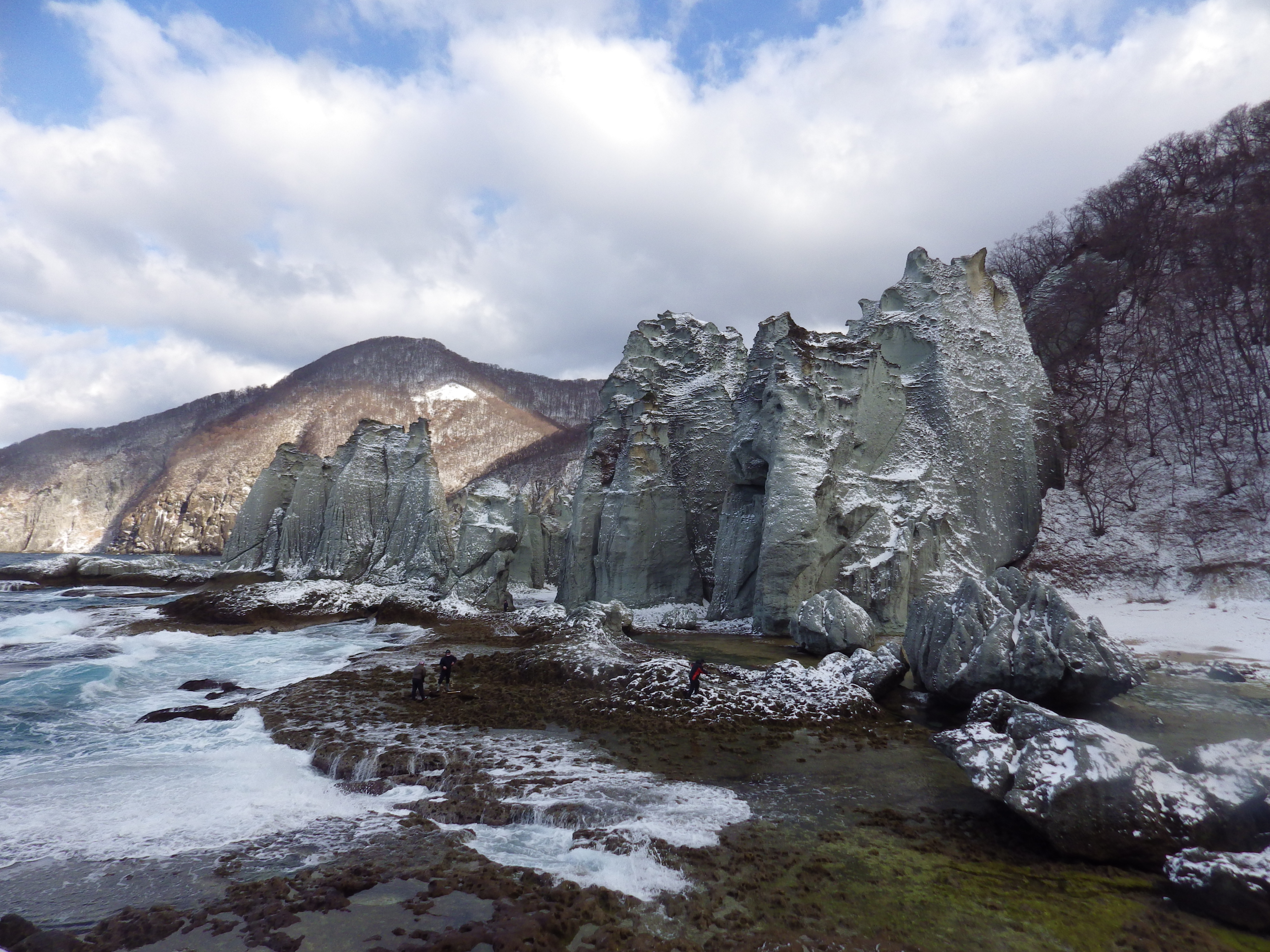 神秘的な巨岩と海の風景を見に行く冬の仏ヶ浦トレッキング