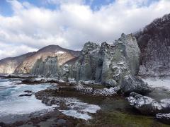 신비적인 거대 바위와 바다 풍경을 보러 가는 겨울의 호토케가우라 트레킹