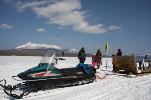 函館近く 国定公園の湖氷でワカサギ釣りと料理を楽しむ絶景そりツアー Attractive Japan Reservations